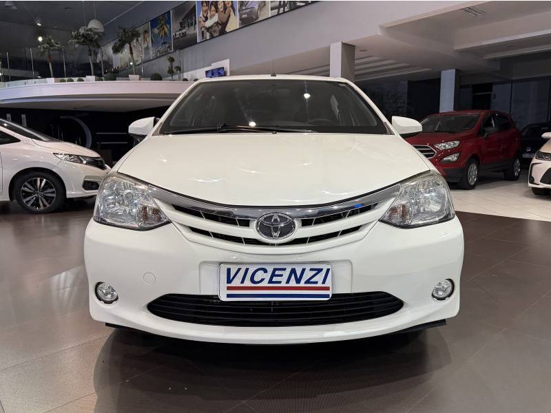 TOYOTA - ETIOS - 2013/2014 - Branca - R$ 46.500,00