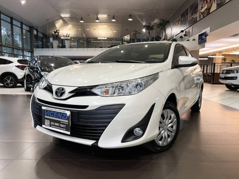 TOYOTA - YARIS - 2019/2020 - Branca - R$ 81.900,00