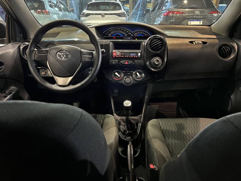 TOYOTA - ETIOS - 2015/2016 - Prata - R$ 46.800,00