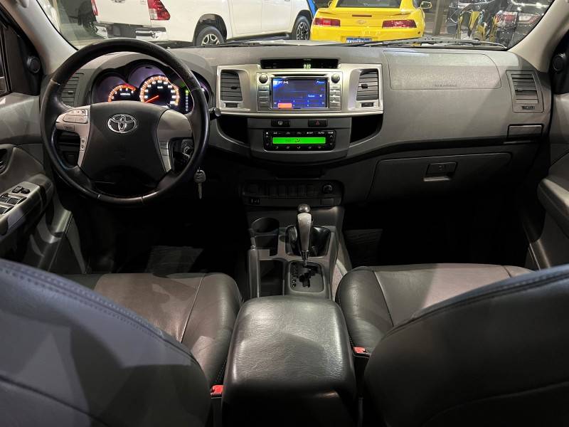 TOYOTA - HILUX - 2011/2012 - Prata - R$ 112.900,00