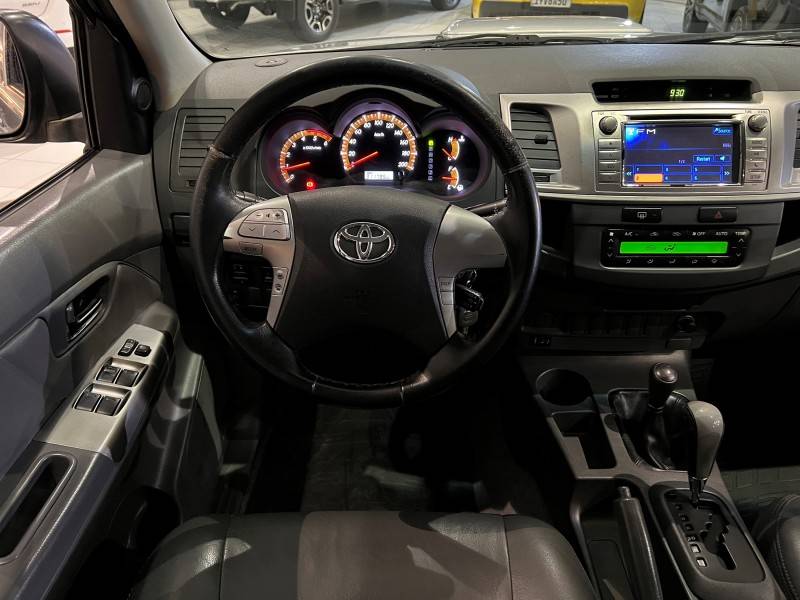 TOYOTA - HILUX - 2011/2012 - Prata - R$ 112.900,00