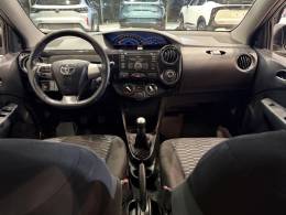 TOYOTA - ETIOS - 2013/2014 - Branca - R$ 46.500,00