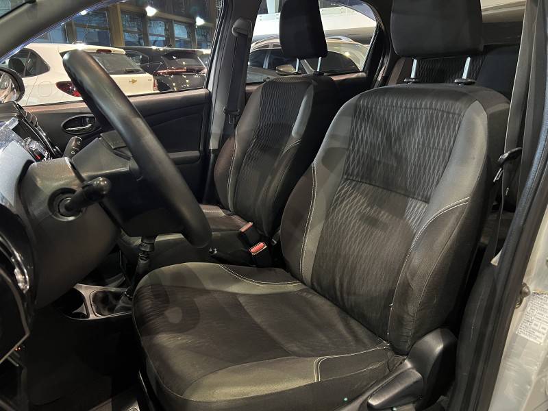 TOYOTA - ETIOS - 2015/2016 - Prata - R$ 46.800,00