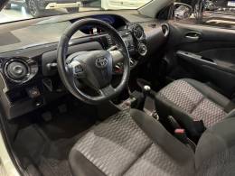 TOYOTA - ETIOS - 2013/2014 - Branca - R$ 46.500,00