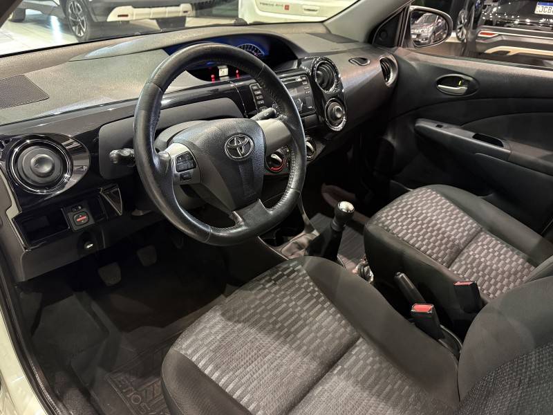 TOYOTA - ETIOS - 2013/2014 - Branca - R$ 46.500,00