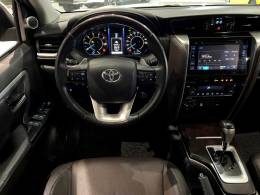 TOYOTA - HILUX SW4 - 2018/2018 - Branca - R$ 238.800,00