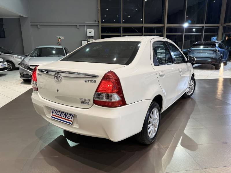 TOYOTA - ETIOS - 2013/2014 - Branca - R$ 46.500,00