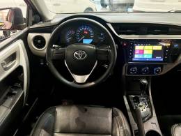 TOYOTA - COROLLA - 2017/2018 - Vermelha - R$ 90.800,00