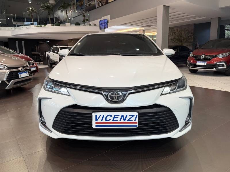 TOYOTA - COROLLA - 2022/2023 - Branca - R$ 125.800,00