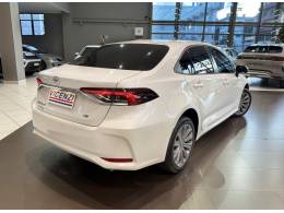 TOYOTA - COROLLA - 2022/2023 - Branca - R$ 125.800,00