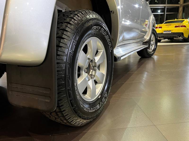 TOYOTA - HILUX - 2011/2012 - Prata - R$ 112.900,00