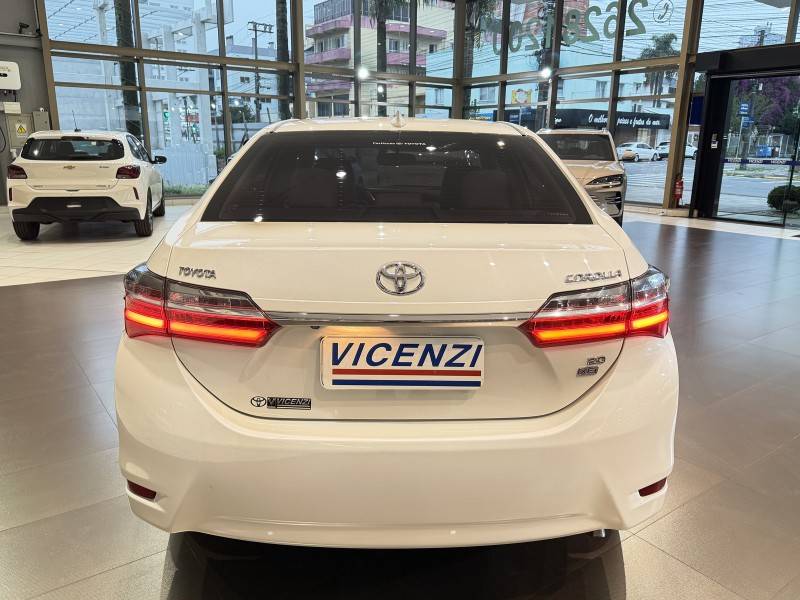 TOYOTA - COROLLA - 2018/2018 - Branca - R$ 102.800,00