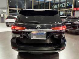 TOYOTA - HILUX SW4 - 2016/2017 - Preta - R$ 218.800,00