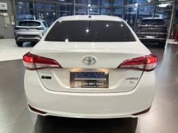 TOYOTA - YARIS - 2021/2022 - Branca - R$ 88.500,00