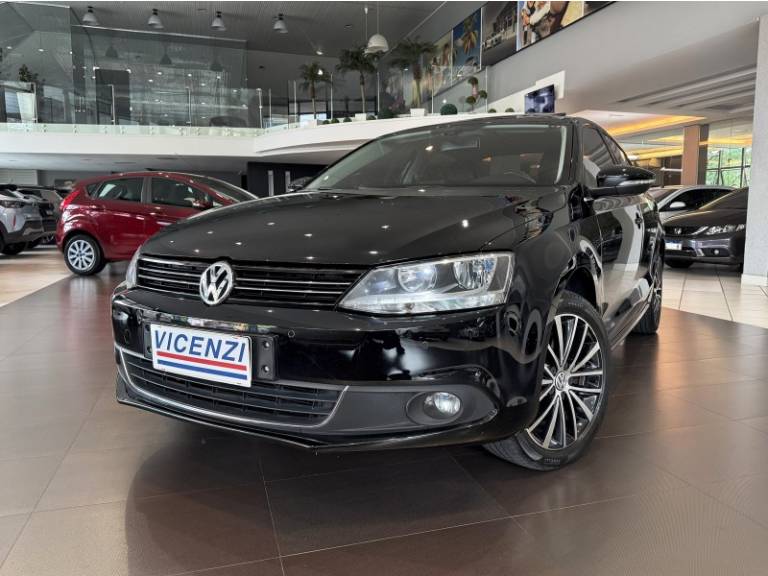 VOLKSWAGEN - JETTA - 2011/2012 - Preta - R$ 65.800,00