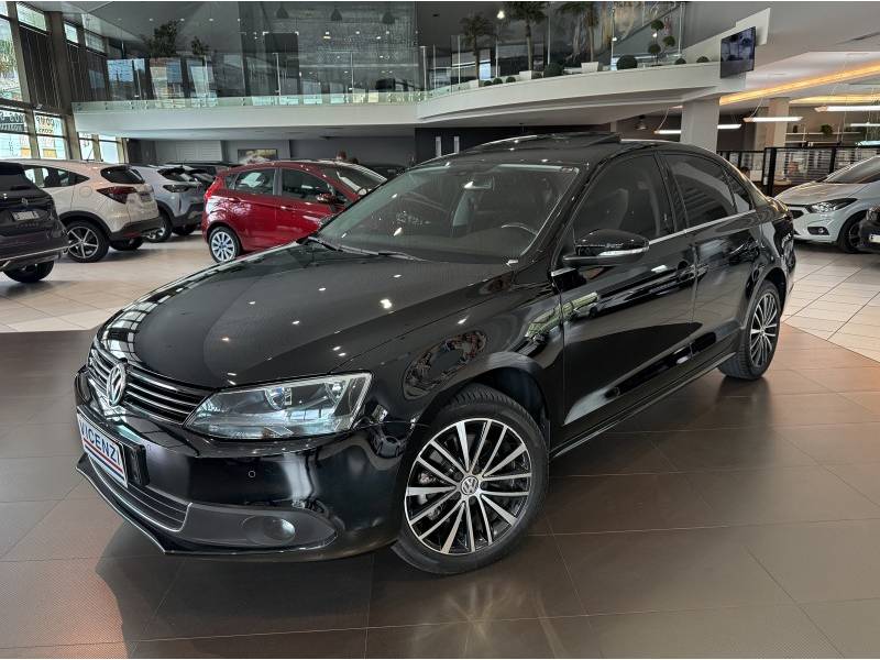 VOLKSWAGEN - JETTA - 2011/2012 - Preta - R$ 65.800,00