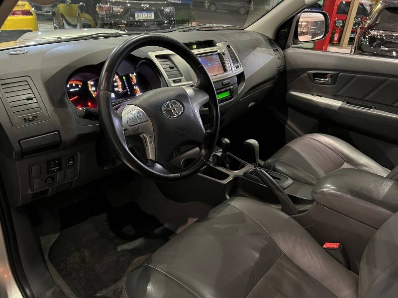 TOYOTA - HILUX - 2011/2012 - Prata - R$ 112.900,00