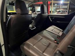 TOYOTA - HILUX SW4 - 2018/2018 - Branca - R$ 238.800,00