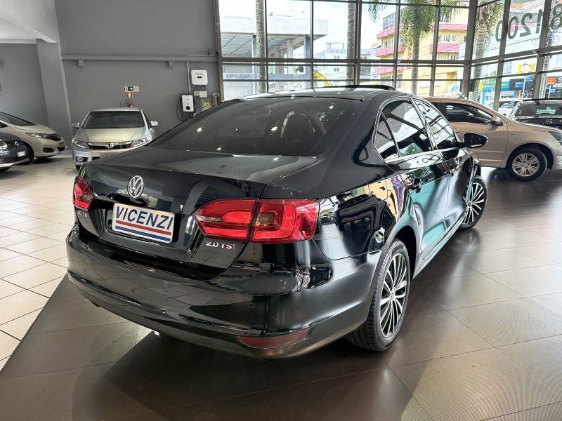 VOLKSWAGEN - JETTA - 2011/2012 - Preta - R$ 65.800,00