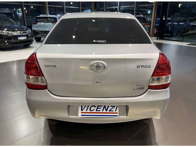 TOYOTA - ETIOS - 2015/2016 - Prata - R$ 46.800,00