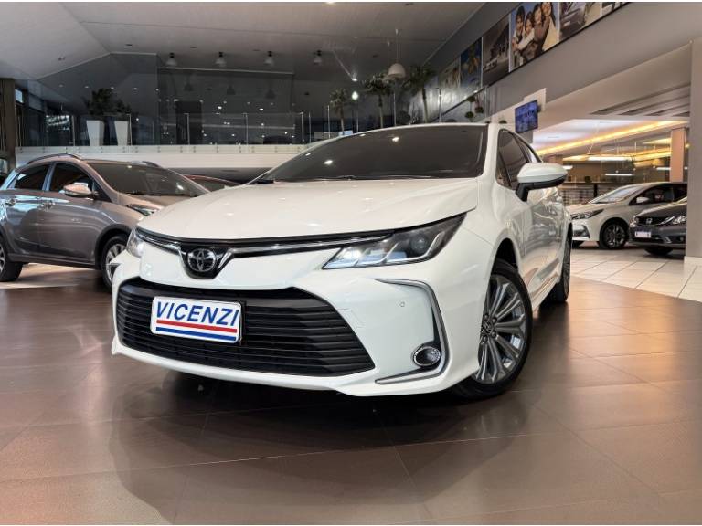 TOYOTA - COROLLA - 2022/2023 - Branca - R$ 125.800,00