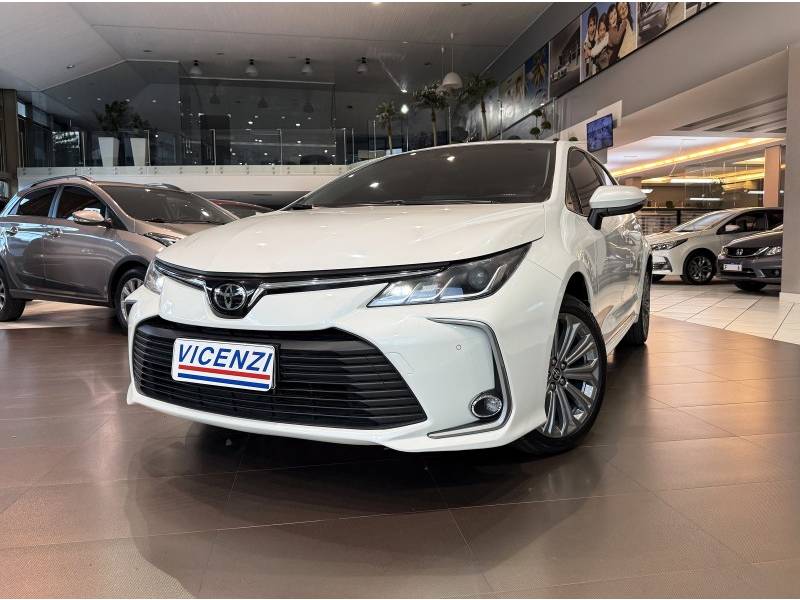 TOYOTA - COROLLA - 2022/2023 - Branca - R$ 125.800,00