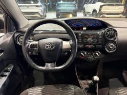 TOYOTA - ETIOS - 2013/2014 - Branca - R$ 46.500,00
