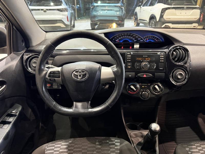 TOYOTA - ETIOS - 2013/2014 - Branca - R$ 46.500,00