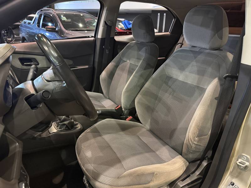 CHEVROLET - COBALT - 2013/2014 - Bege - R$ 45.500,00