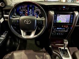 TOYOTA - HILUX SW4 - 2016/2017 - Preta - R$ 218.800,00