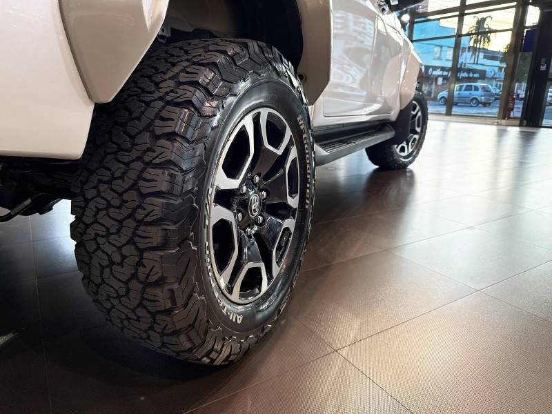 TOYOTA - HILUX - 2024/2024 - Branca - R$ 298.800,00