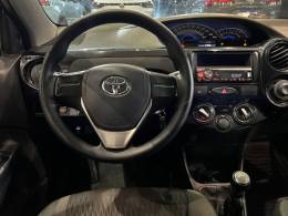 TOYOTA - ETIOS - 2015/2016 - Prata - R$ 46.800,00