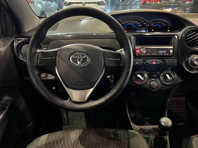 TOYOTA - ETIOS - 2015/2016 - Prata - R$ 46.800,00