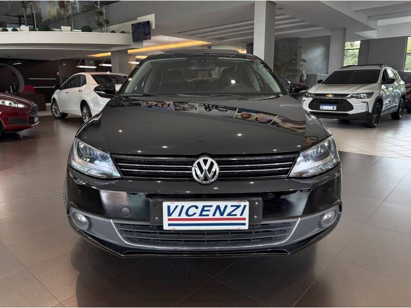 VOLKSWAGEN - JETTA - 2011/2012 - Preta - R$ 65.800,00
