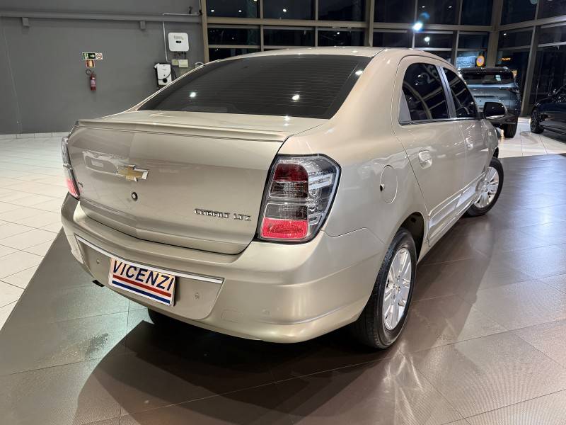 CHEVROLET - COBALT - 2013/2014 - Bege - R$ 45.500,00