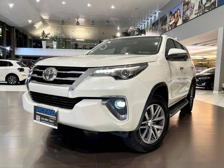 TOYOTA - HILUX SW4 - 2018/2018 - Branca - R$ 238.800,00