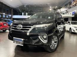 TOYOTA - HILUX SW4 - 2016/2017 - Preta - R$ 218.800,00