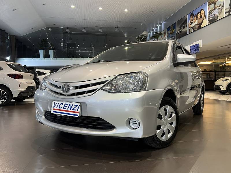 TOYOTA - ETIOS - 2015/2016 - Prata - R$ 46.800,00