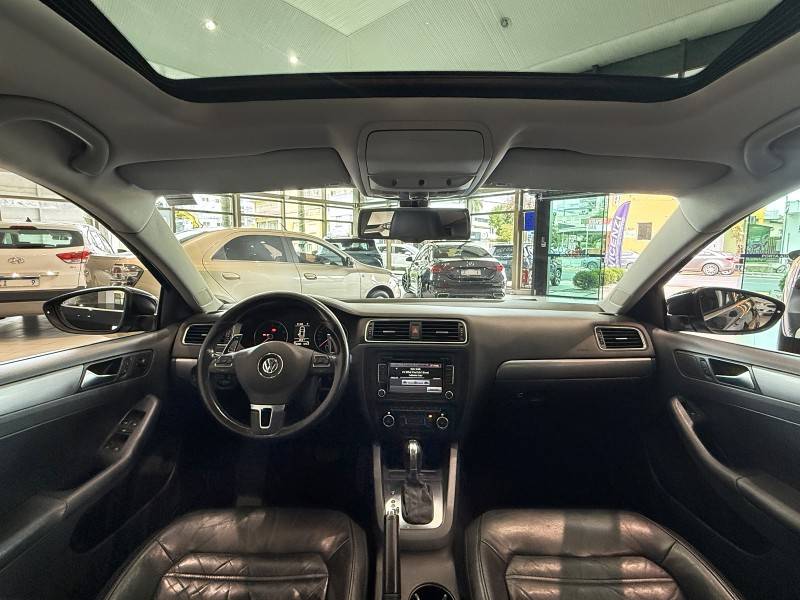 VOLKSWAGEN - JETTA - 2011/2012 - Preta - R$ 65.800,00