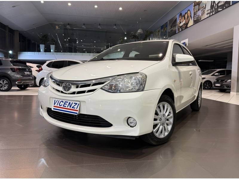 TOYOTA - ETIOS - 2013/2014 - Branca - R$ 46.500,00