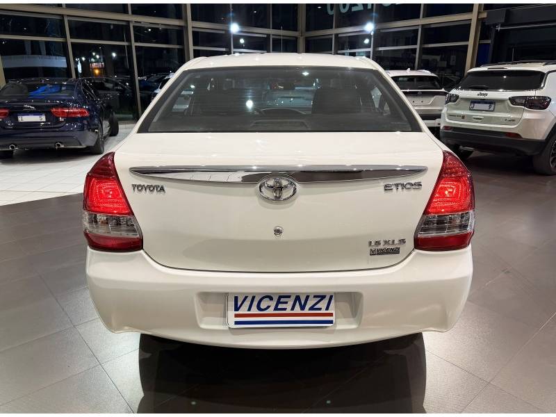 TOYOTA - ETIOS - 2013/2014 - Branca - R$ 46.500,00