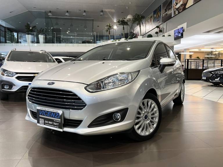 FORD - FIESTA - 2015/2016 - Prata - R$ 54.500,00