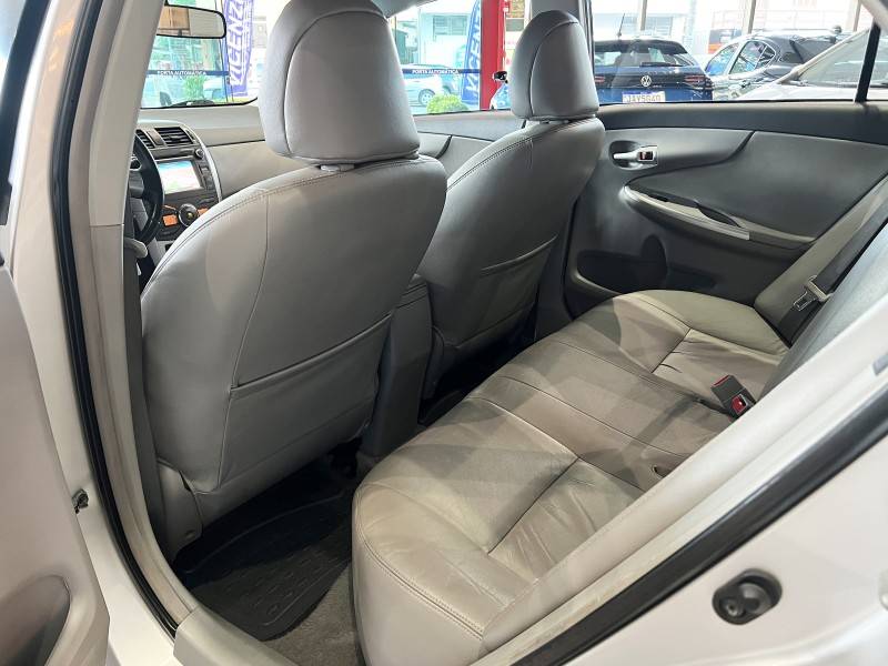 TOYOTA - COROLLA - 2013/2014 - Prata - R$ 73.800,00