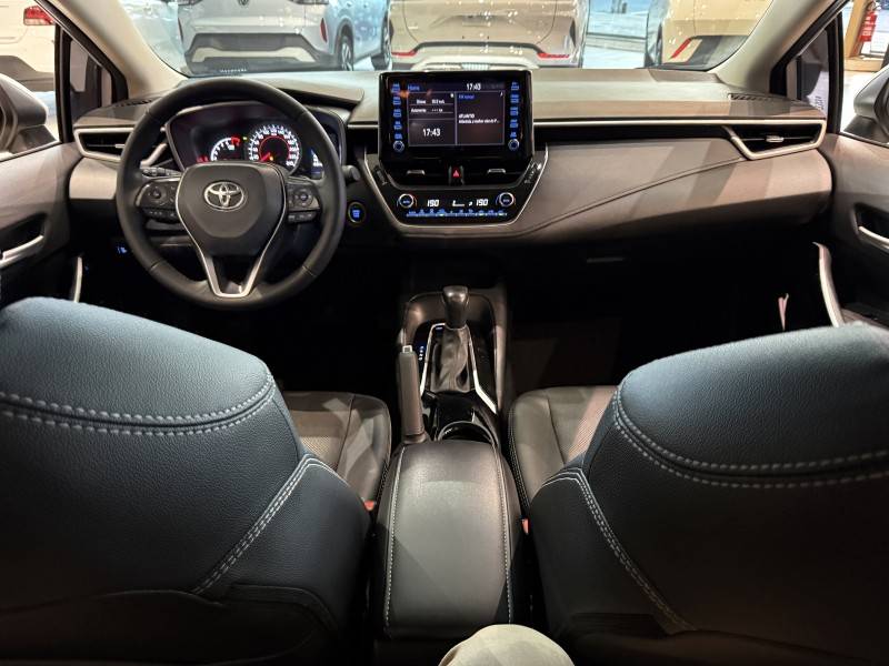 TOYOTA - COROLLA - 2022/2023 - Branca - R$ 125.800,00