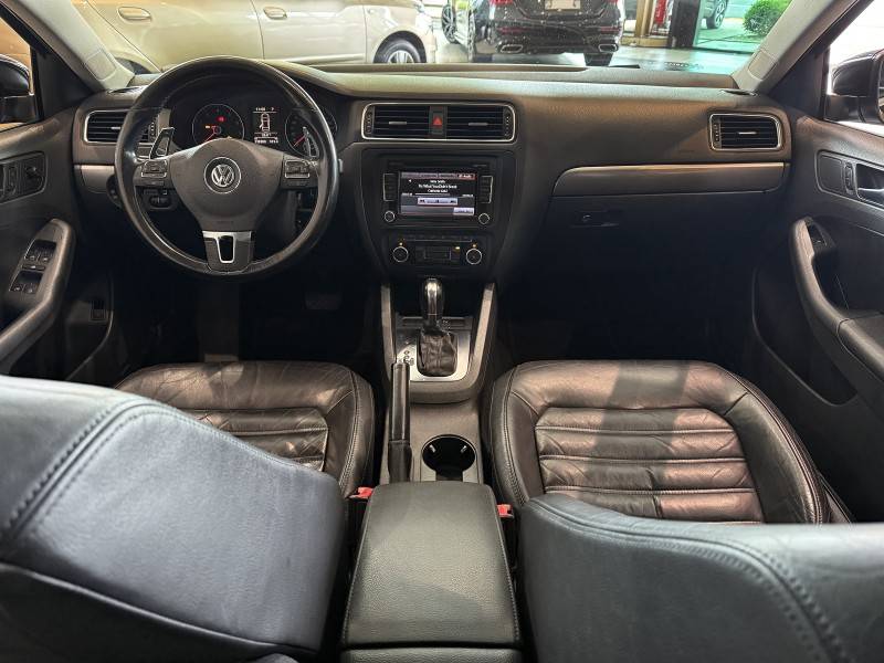 VOLKSWAGEN - JETTA - 2011/2012 - Preta - R$ 65.800,00