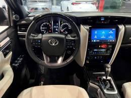 TOYOTA - HILUX SW4 - 2023/2024 - Branca - R$ 407.500,00