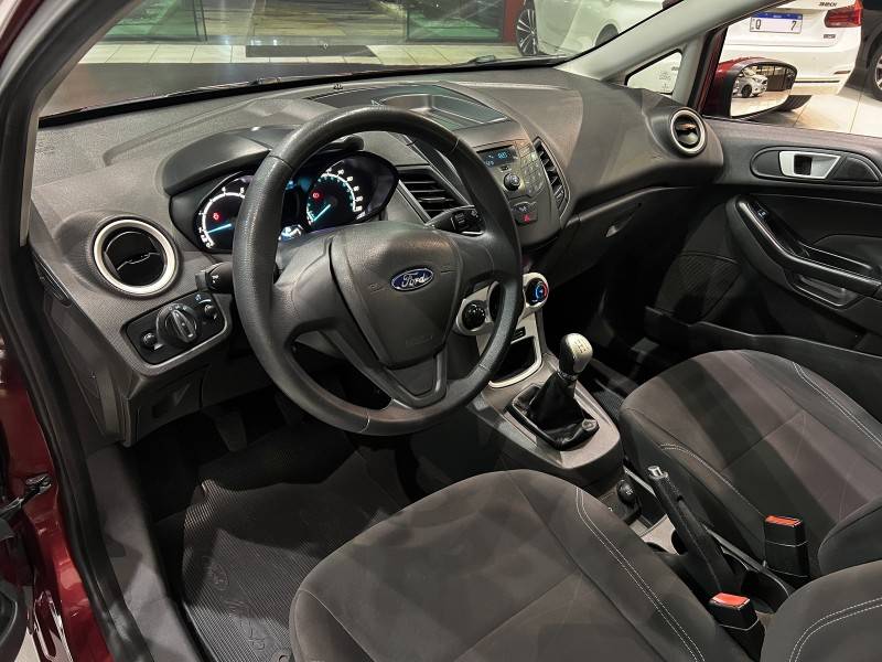 FORD - FIESTA - 2016/2017 - Vermelha - R$ 55.800,00