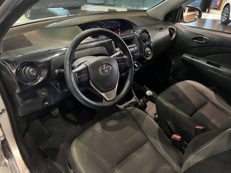 TOYOTA - ETIOS - 2015/2016 - Prata - R$ 46.800,00